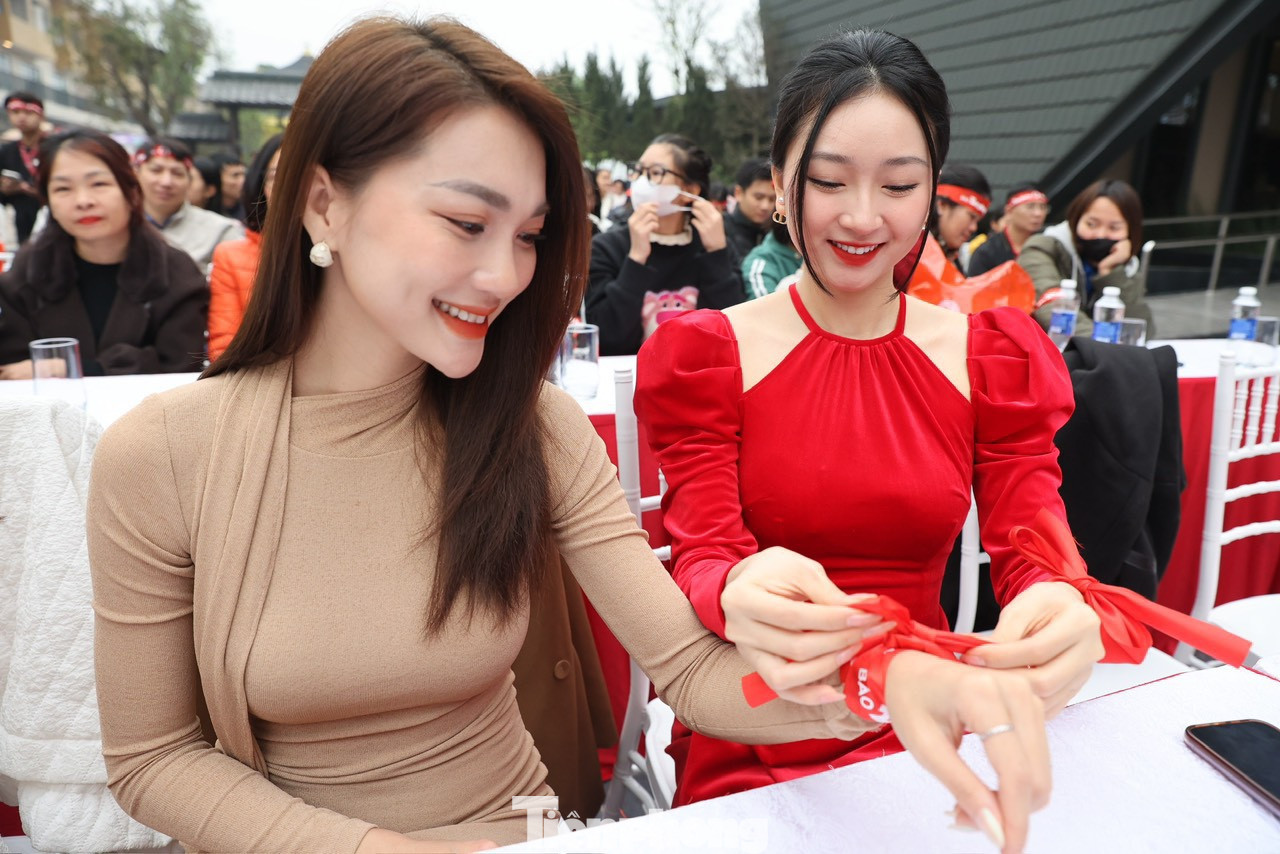 Kim Trà My buộc ruy băng Chủ Nhật Đỏ cho Top 10 Hoa hậu Hoàn vũ Việt Nam 2017 Nguyễn Ngọc Nữ. Kim Trà My buộc ruy băng Chủ Nhật Đỏ cho Top 10 Hoa hậu Hoàn vũ Việt Nam 2017 Nguyễn Ngọc Nữ.