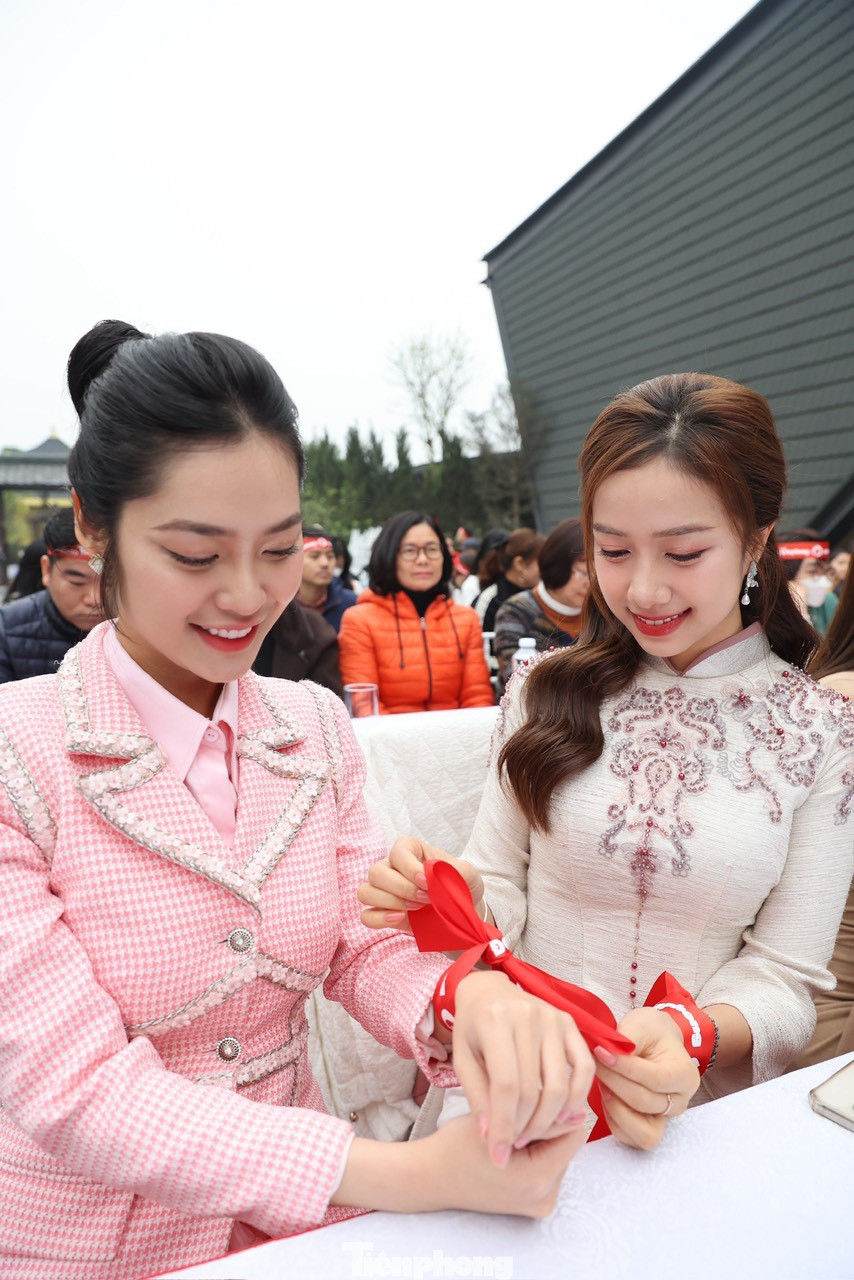 Hoa hậu các Dân tộc Việt Nam 2022 Nông Thúy Hằng và người đẹp Nguyễn Ngọc Mai, người chia sẻ rằng đã đồng hành với Chủ Nhật Đỏ từ lâu, nhưng đây là lần đầu tham dự chương trình ở một nơi khác ngoài Hà Nội. "Một ngày trước khi sự kiện diễn ra, hòa chung vào không khí nô nức của người dân Phú Thọ, có một sự thôi thúc trong tôi để rồi đưa ra quyết định lần đầu hiến máu tình nguyện", Người đẹp Nhân ái Hoa hậu Việt Nam 2022 cho biết. Hoa hậu các Dân tộc Việt Nam 2022 Nông Thúy Hằng và người đẹp Nguyễn Ngọc Mai, người chia sẻ rằng đã đồng hành với Chủ Nhật Đỏ từ lâu, nhưng đây là lần đầu tham dự chương trình ở một nơi khác ngoài Hà Nội. "Một ngày trước khi sự kiện diễn ra, hòa chung vào không khí nô nức của người dân Phú Thọ, có một sự thôi thúc trong tôi để rồi đưa ra quyết định lần đầu hiến máu tình nguyện", Người đẹp Nhân ái Hoa hậu Việt Nam 2022 cho biết.