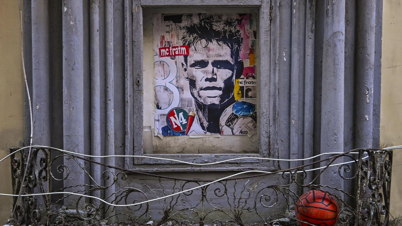 Chân dung McTominay được vẽ trên ô cửa của một ban công tại Napoli.