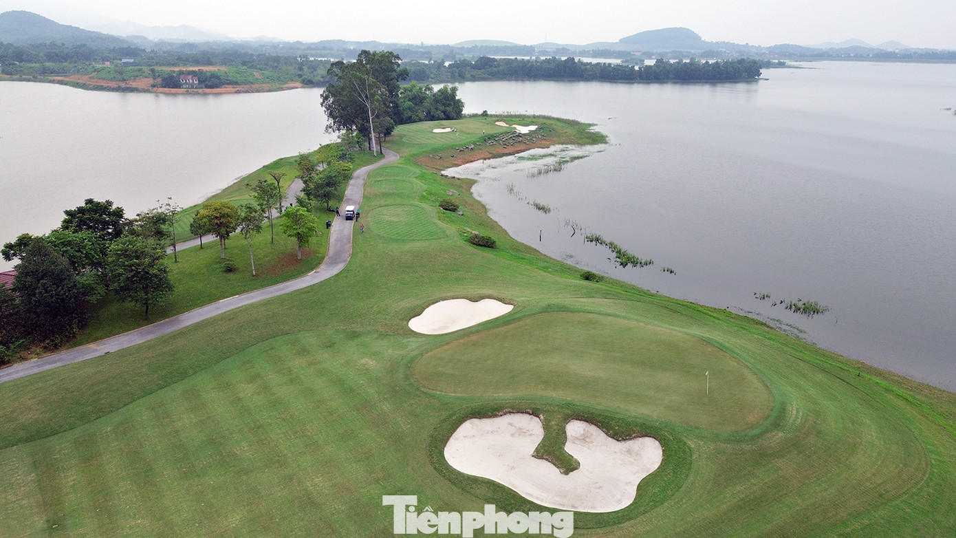 Hố 14 là một bán đảo trong hồ, tạo nên điểm nhấn thú vị của sân Kings Course.