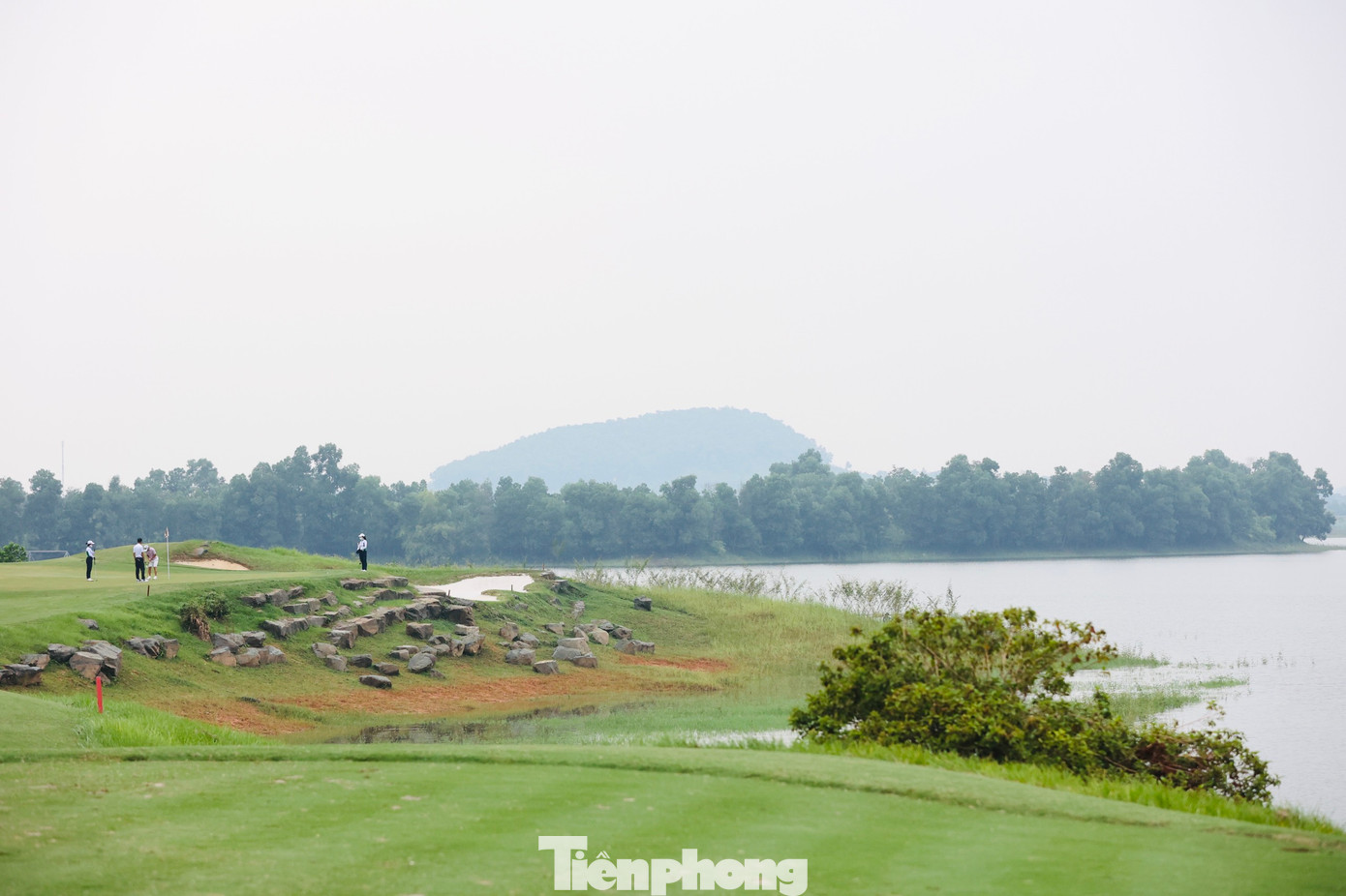 Được lựa chọn là một trong ba hố HIO, hố số 6 sân Kings Course mang đến thách thức khó khăn cho các golfer, khi bẫy nước và hố cát bao quanh green.