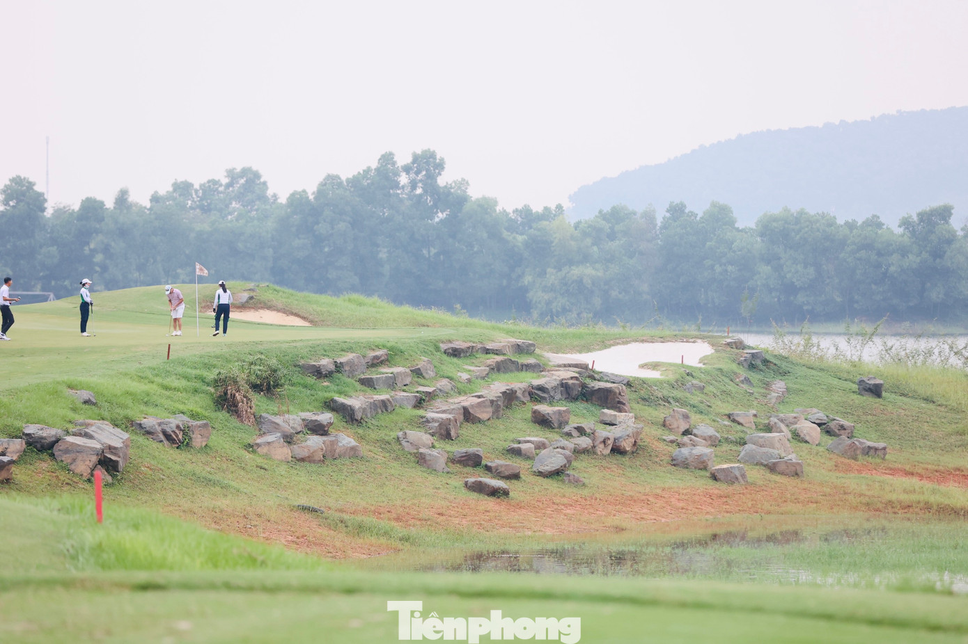 Được lựa chọn là một trong ba hố HIO, hố số 6 sân Kings Course mang đến thách thức khó khăn cho các golfer, khi bẫy nước và hố cát bao quanh green.