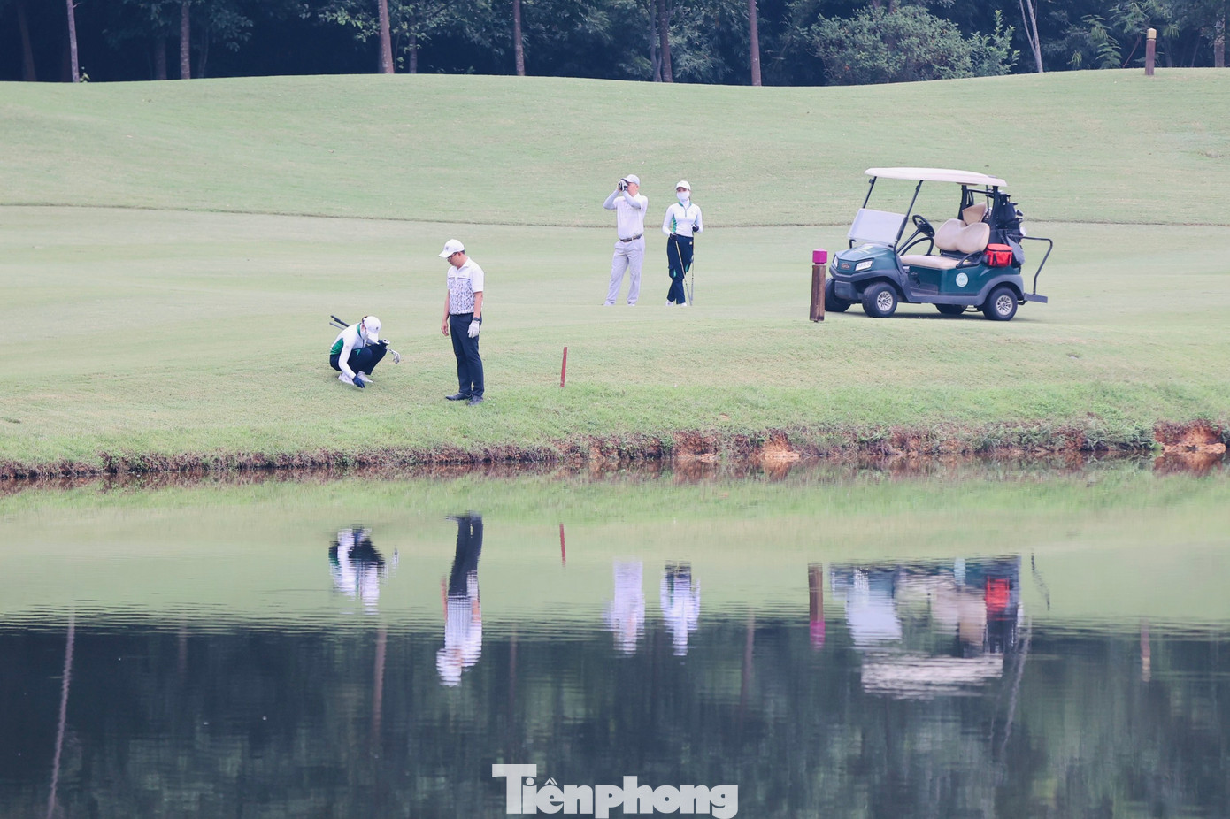 Hồ nước tĩnh lặng nhưng ẩn chứa sự nguy hiểm cho mỗi cú đánh.
