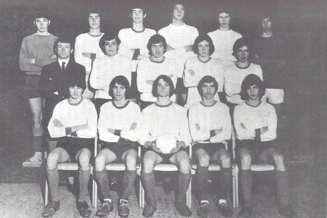 Jim Ratcliffe được xác định là người cao nhất ở hàng trên cùng, khi chơi cho đội bóng trường Đại học. Jim Ratcliffe được xác định là người cao nhất ở hàng trên cùng, khi chơi cho đội bóng trường Đại học.