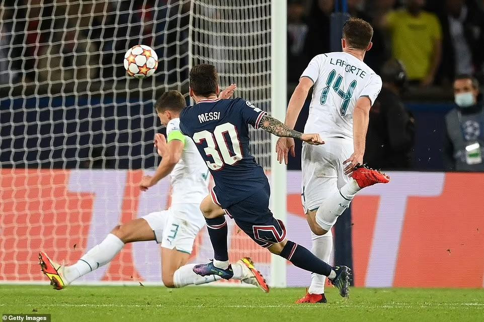 Lionel Messi chọc thủng lưới Man City phút 74 để có bàn thắng đầu tiên cho PSG. (Ảnh: DailyMail)