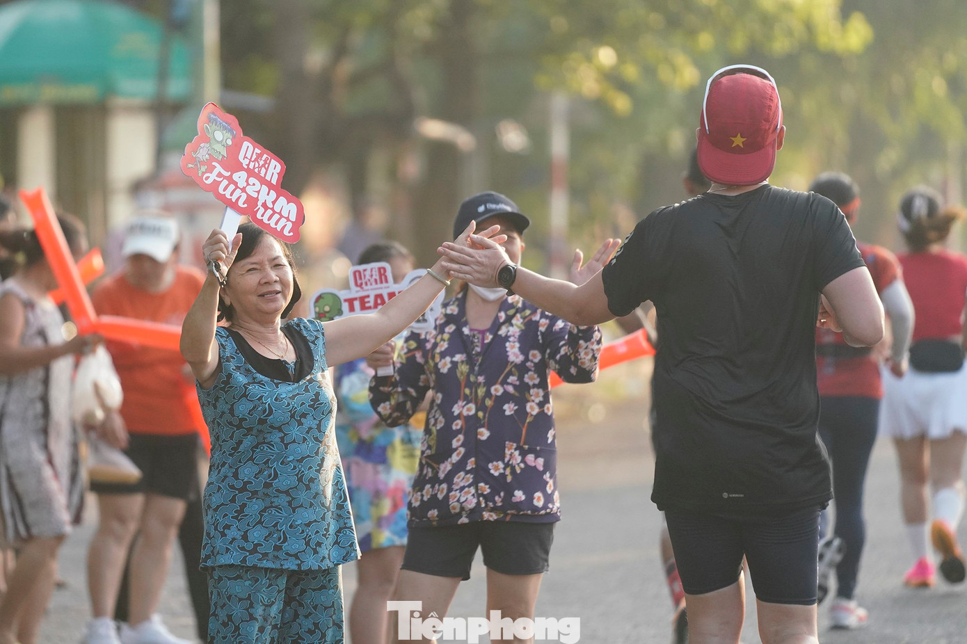 Lực lượng tình nguyện, sự nhiệt của người dân, tất cả đã để lại ký ức đẹp trong lòng các runner của Tiền Phong Marathon 2024. Lực lượng tình nguyện, sự nhiệt của người dân, tất cả đã để lại ký ức đẹp trong lòng các runner của Tiền Phong Marathon 2024.
