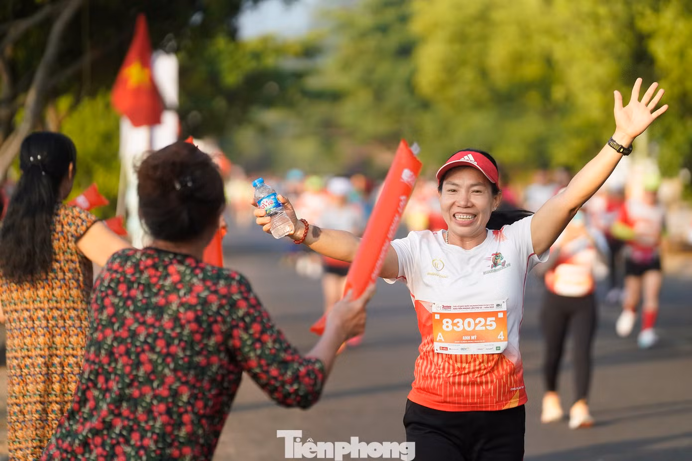 Các VĐV của Tiền Phong Marathon 2024 được người dân Phú Yên chào đón nồng hậu.