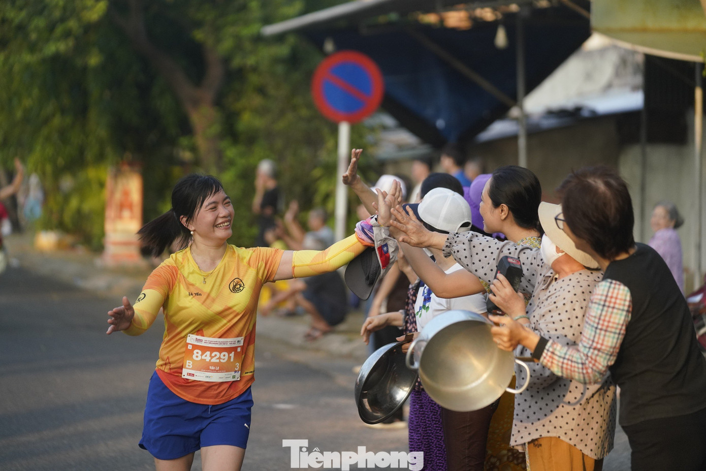 Người xứ Nẫu đổ ra ra đường với… xoong, chậu, chiêng trống để cổ vũ. Người xứ Nẫu đổ ra ra đường với… xoong, chậu, chiêng trống để cổ vũ.