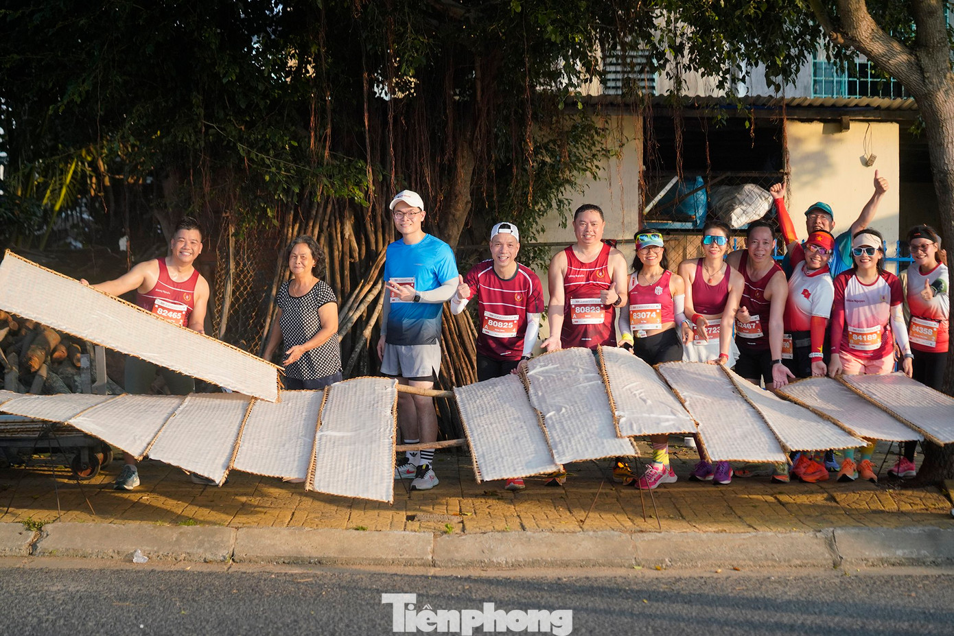 Các runner thích thú với những phên bánh tráng. Các runner thích thú với những phên bánh tráng.