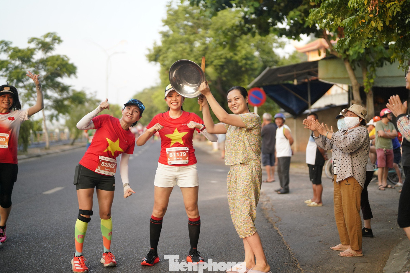 Người xứ Nẫu đổ ra ra đường với… xoong, chậu, chiêng trống để cổ vũ. Người xứ Nẫu đổ ra ra đường với… xoong, chậu, chiêng trống để cổ vũ.