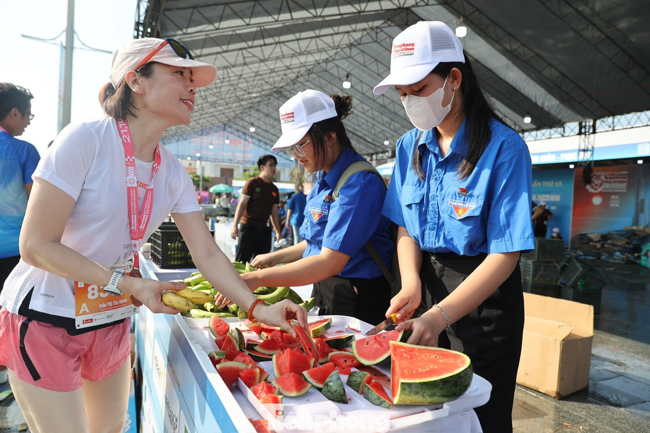 Lực lượng tình nguyện, sự nhiệt của người dân, tất cả đã để lại ký ức đẹp trong lòng các runner của Tiền Phong Marathon 2024. Lực lượng tình nguyện, sự nhiệt của người dân, tất cả đã để lại ký ức đẹp trong lòng các runner của Tiền Phong Marathon 2024.