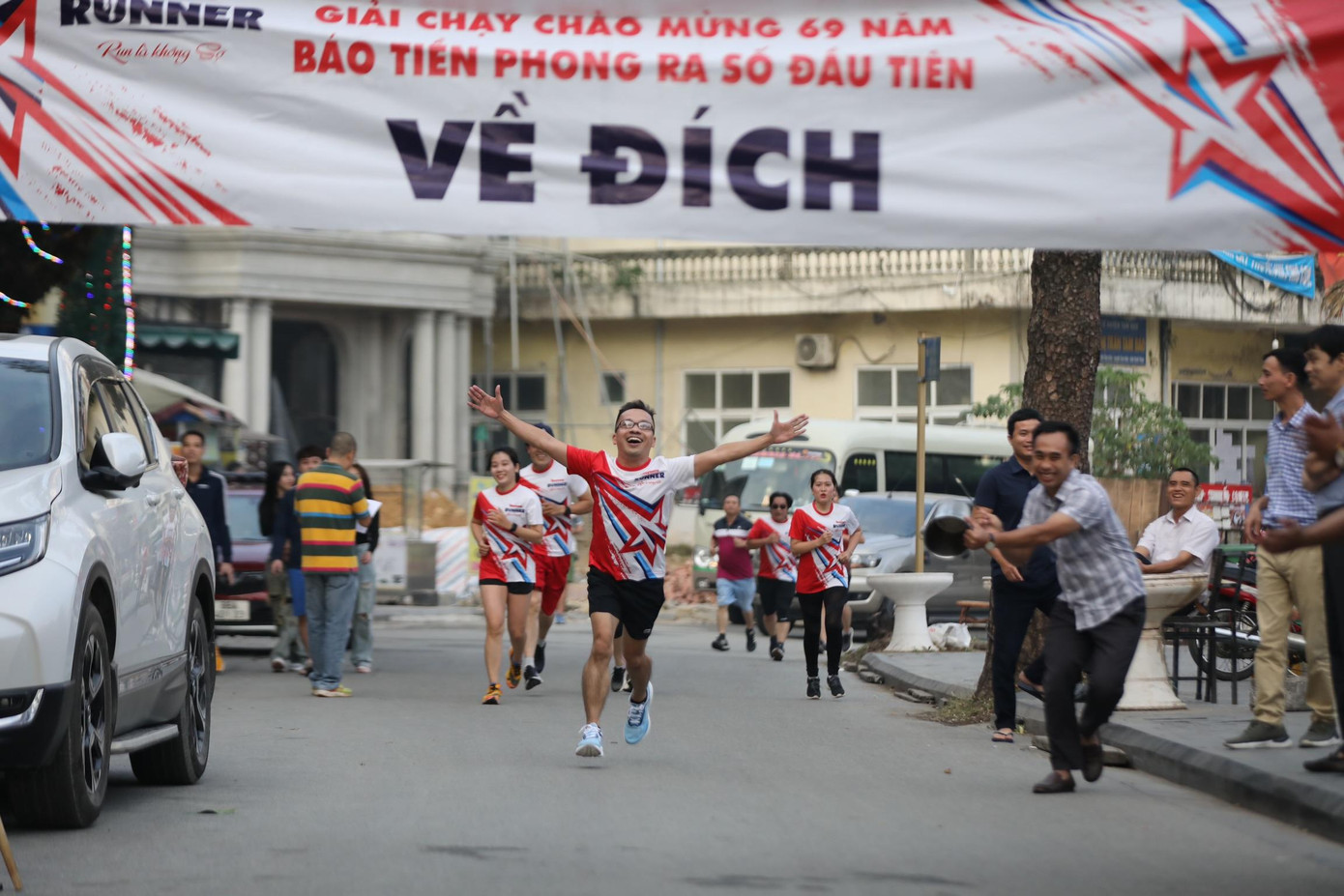 Cảm xúc vỡ òa khi về đích của các runner.