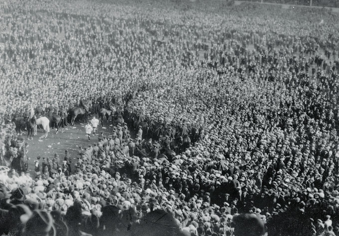Người hâm mộ chật kín sân Wembley trong trận chung kết FA Cup năm 1923. Người hâm mộ chật kín sân Wembley trong trận chung kết FA Cup năm 1923.