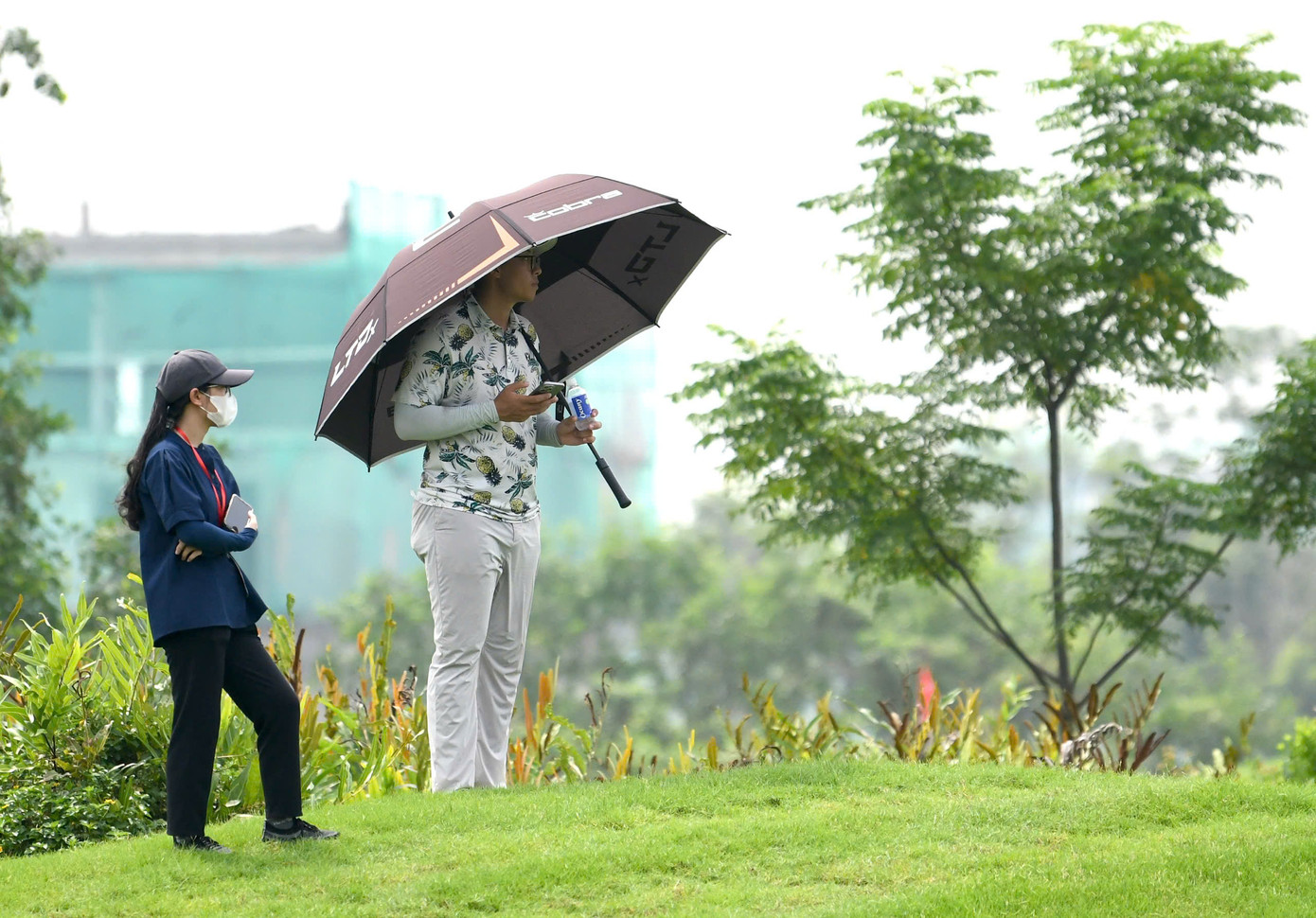 Thanh Tùng đứng bên ngoài, lặng lẽ dõi theo Khuê Minh thi đấu. Thanh Tùng đứng bên ngoài, lặng lẽ dõi theo Khuê Minh thi đấu.