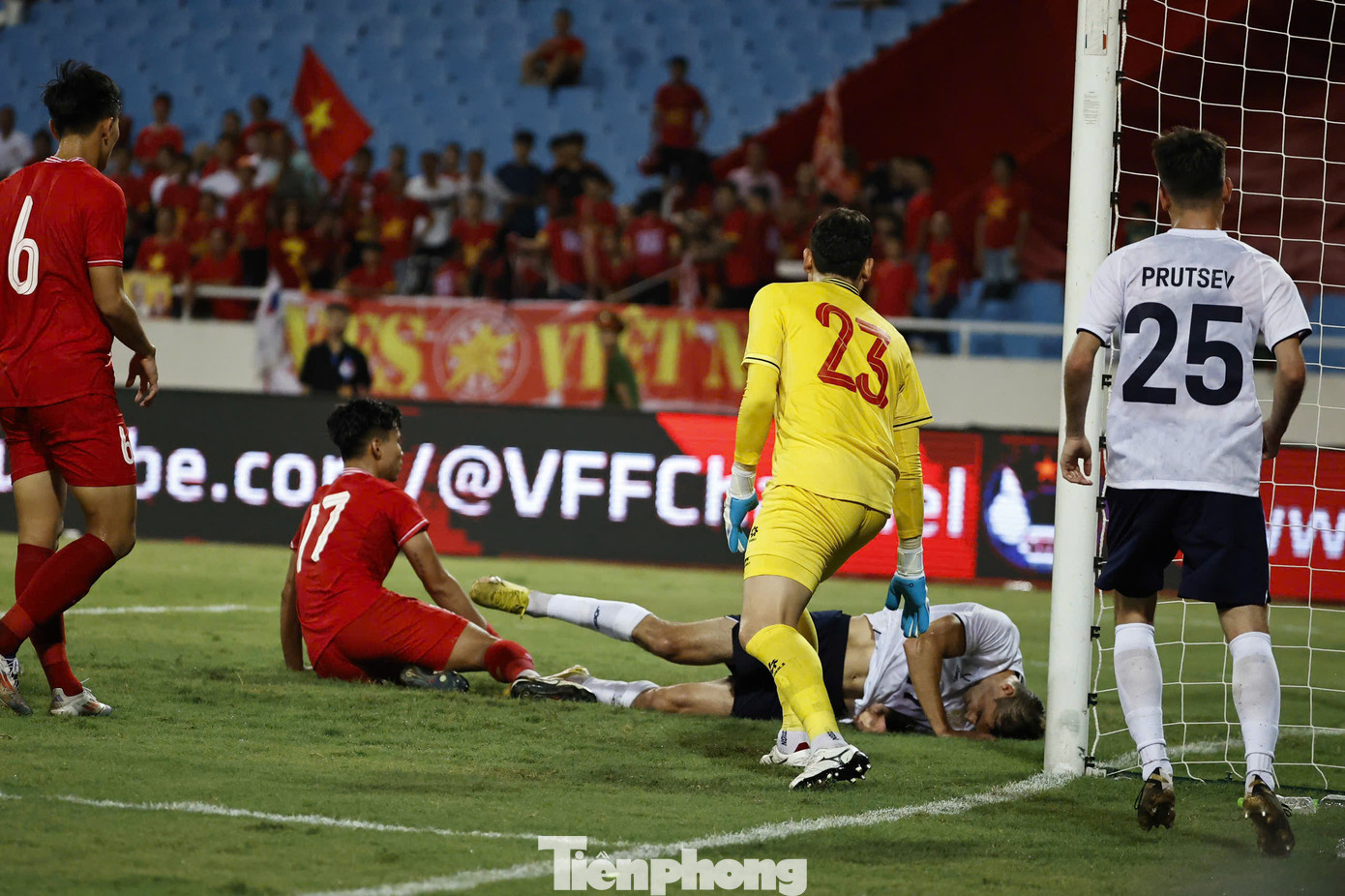 Văn Lâm không thể làm gì hơn ở bàn thua thứ ba, khép lại buổi tối không may mắn ở Mỹ Đình. Văn Lâm không thể làm gì hơn ở bàn thua thứ ba, khép lại buổi tối không may mắn ở Mỹ Đình.