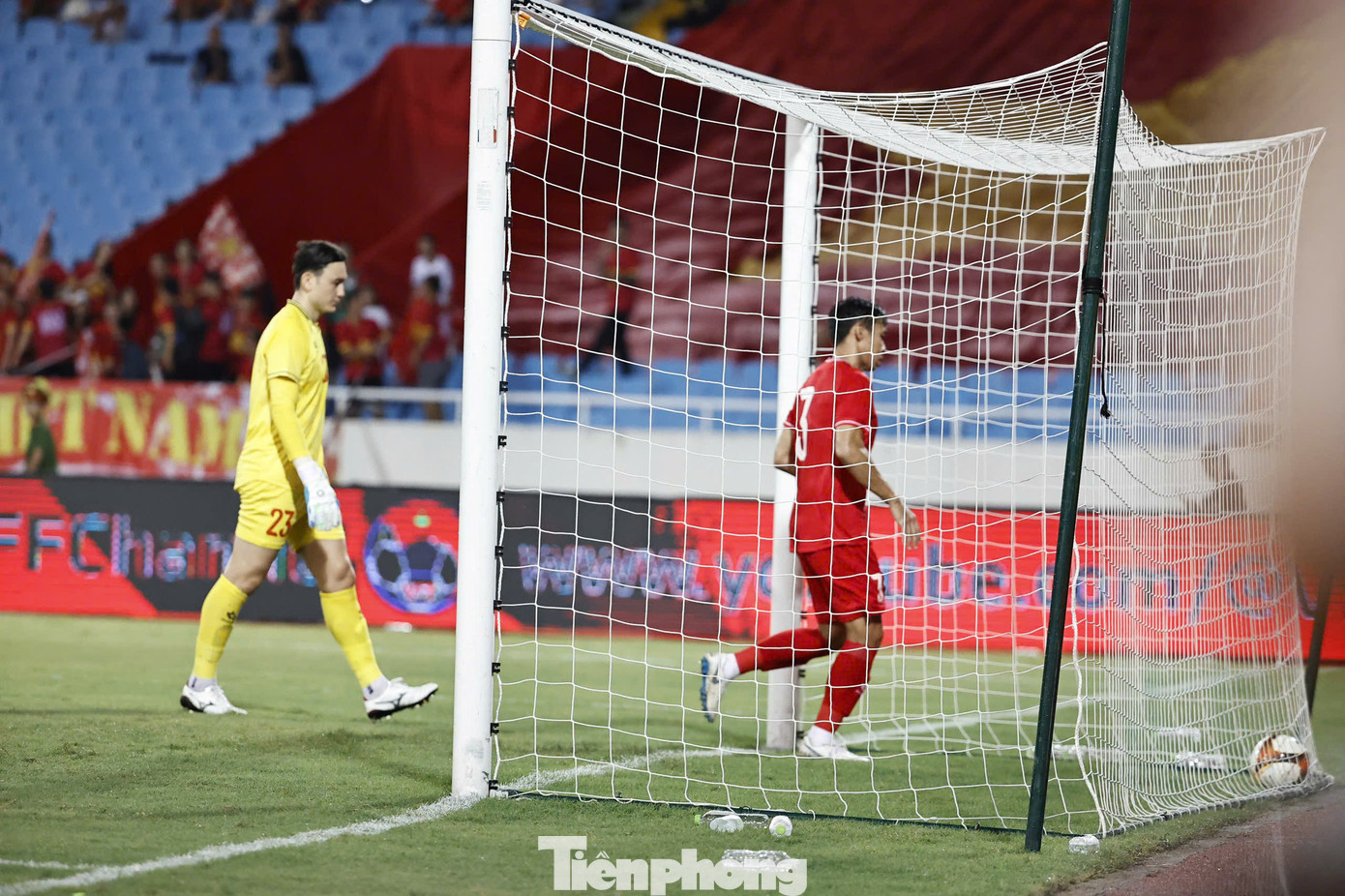 Cảm xúc trái ngược của Văn Lâm, từ tự hào và hạnh phúc chuyển sang đau khổ. Cảm xúc trái ngược của Văn Lâm, từ tự hào và hạnh phúc chuyển sang đau khổ.