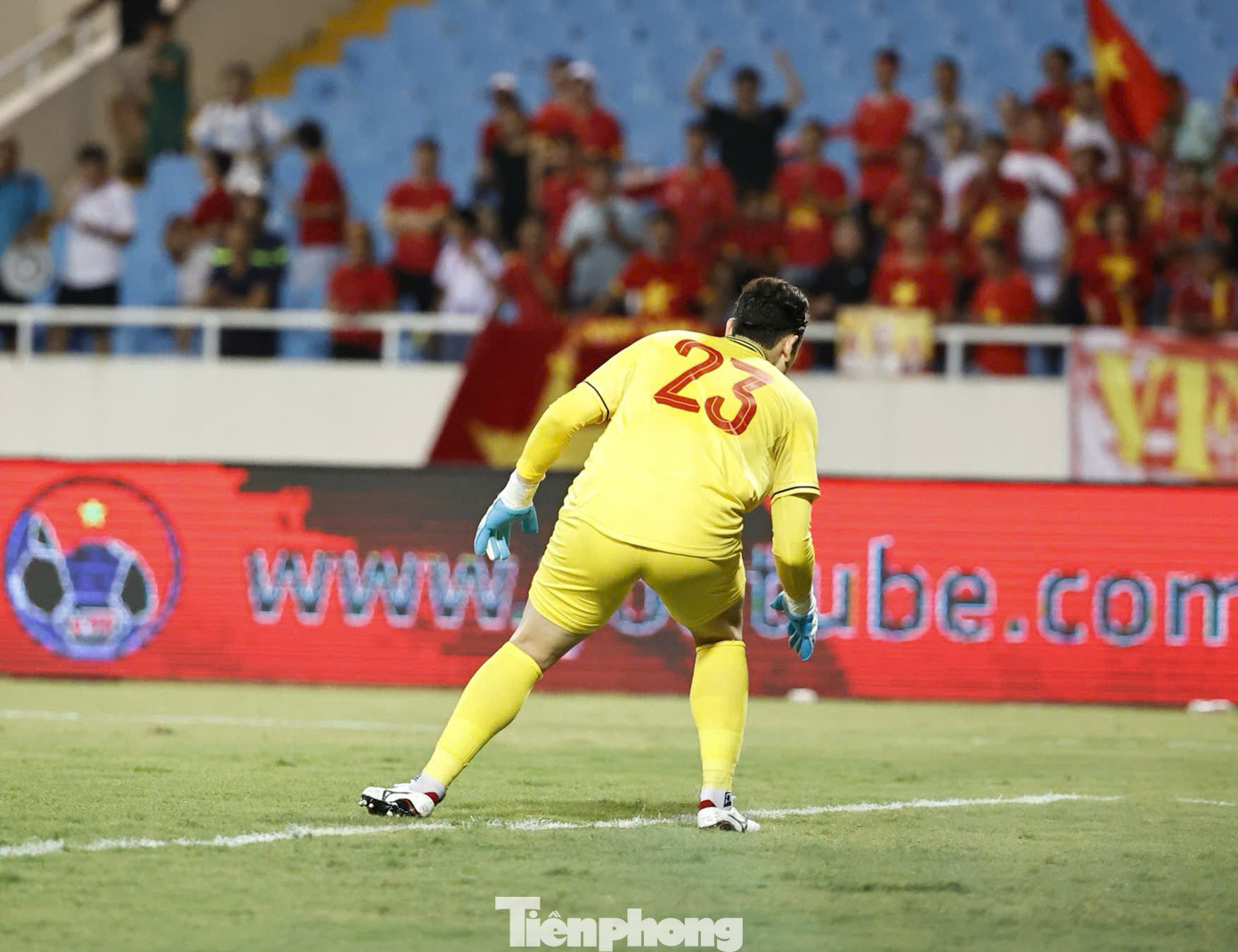 Văn Lâm ngỡ ngàng nhìn bóng lăn vào lưới sau pha phá bóng hụt. Văn Lâm ngỡ ngàng nhìn bóng lăn vào lưới sau pha phá bóng hụt.