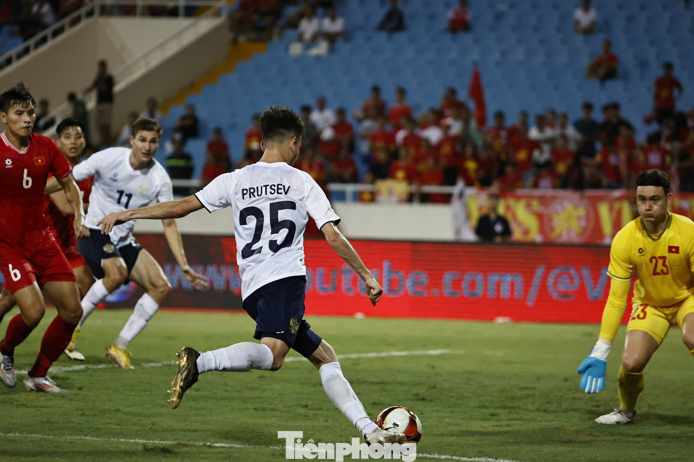 Văn Lâm không thể làm gì hơn ở bàn thua thứ ba, khép lại buổi tối không may mắn ở Mỹ Đình. Văn Lâm không thể làm gì hơn ở bàn thua thứ ba, khép lại buổi tối không may mắn ở Mỹ Đình.