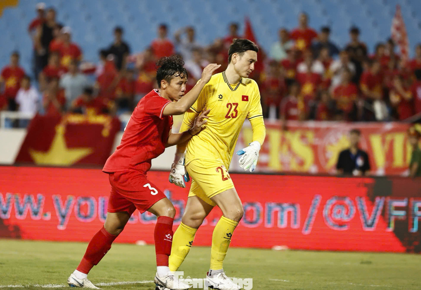 Quế Ngọc Hải cố gắng an ủi người đồng đội, kéo anh trở lại trận đấu. Quế Ngọc Hải cố gắng an ủi người đồng đội, kéo anh trở lại trận đấu.