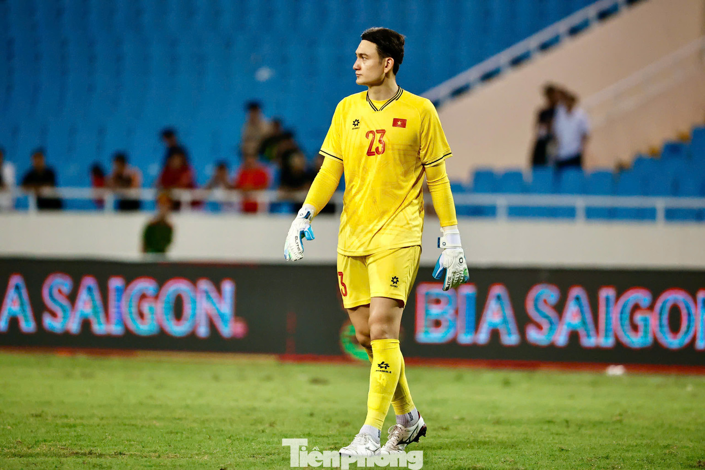 Dù nỗ lực cải thiện khả năng dùng chân, nhưng đây vẫn là vấn đề lớn của Văn Lâm. Dù nỗ lực cải thiện khả năng dùng chân, nhưng đây vẫn là vấn đề lớn của Văn Lâm.