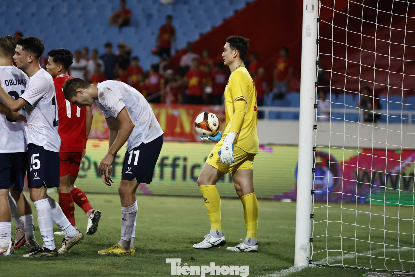 Văn Lâm không thể làm gì hơn ở bàn thua thứ ba, khép lại buổi tối không may mắn ở Mỹ Đình. Văn Lâm không thể làm gì hơn ở bàn thua thứ ba, khép lại buổi tối không may mắn ở Mỹ Đình.