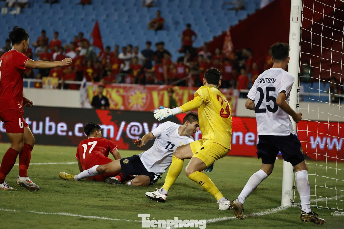 Văn Lâm không thể làm gì hơn ở bàn thua thứ ba, khép lại buổi tối không may mắn ở Mỹ Đình. Văn Lâm không thể làm gì hơn ở bàn thua thứ ba, khép lại buổi tối không may mắn ở Mỹ Đình.