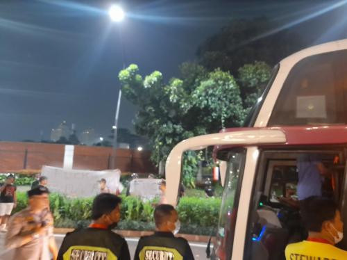 Các ultra Indonesia đốt pháo sáng và chặn xe bus của ĐT U19 Việt Nam tối 10/07. (Ảnh: Bola) Các ultra Indonesia đốt pháo sáng và chặn xe bus của ĐT U19 Việt Nam tối 10/07. (Ảnh: Bola)