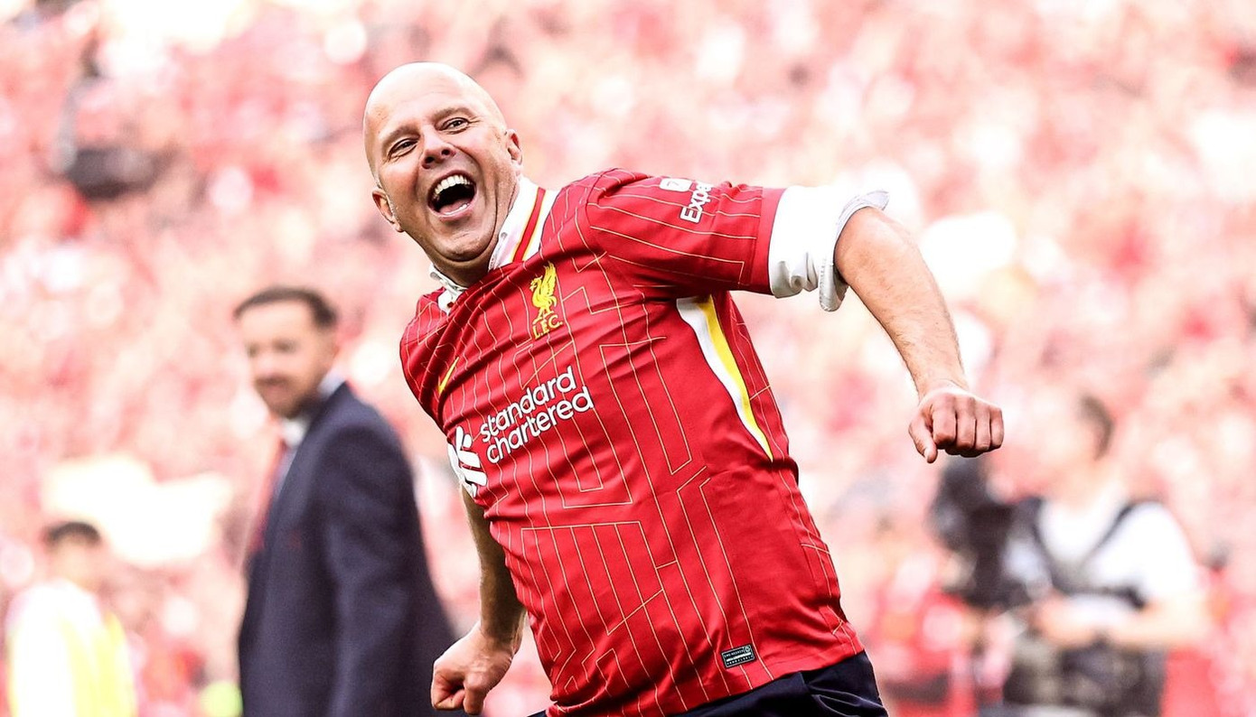 HLV Arne Slot tri ân người tiền nhiệm Juergen Klopp trong đêm Liverpool vô địch. HLV Arne Slot tri ân người tiền nhiệm Juergen Klopp trong đêm Liverpool vô địch.