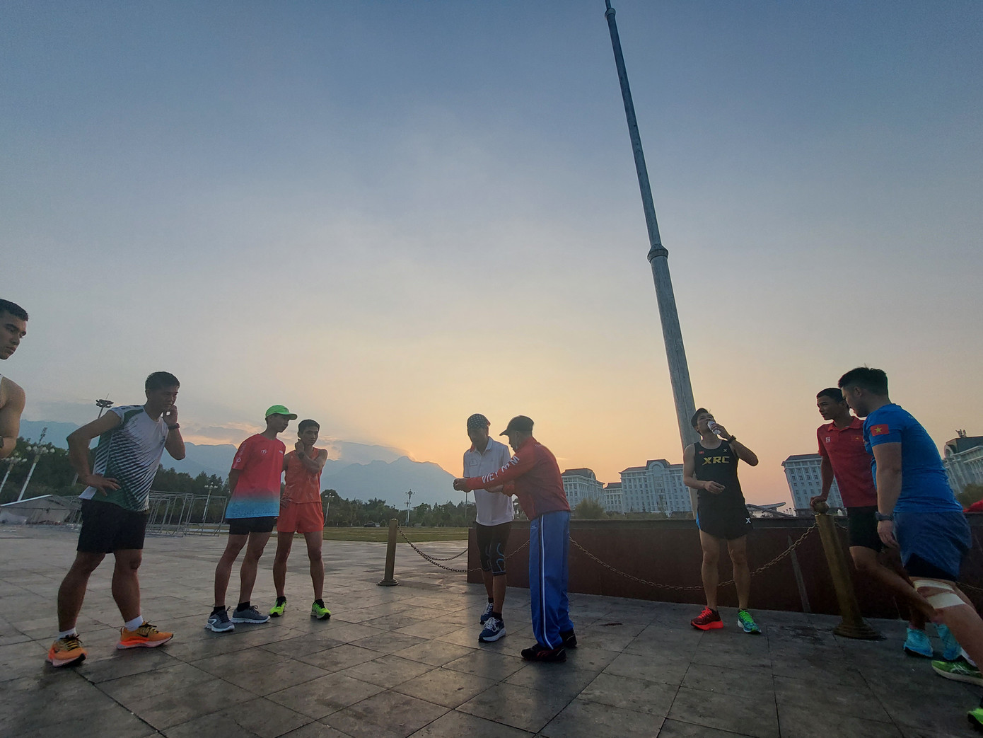 Dưới ánh bình minh, HLV Bùi Lương say sưa chỉ dẫn các VĐV trẻ. Dưới ánh bình minh, HLV Bùi Lương say sưa chỉ dẫn các VĐV trẻ.