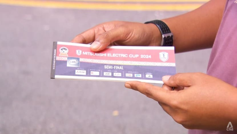 Toàn bộ vé dành cho người hâm mộ Singapore đã bán hết, chỉ còn lại 300 vé cho CĐV Việt nam được bán vào buổi chiều ngày 26/12. Toàn bộ vé dành cho người hâm mộ Singapore đã bán hết, chỉ còn lại 300 vé cho CĐV Việt nam được bán vào buổi chiều ngày 26/12.