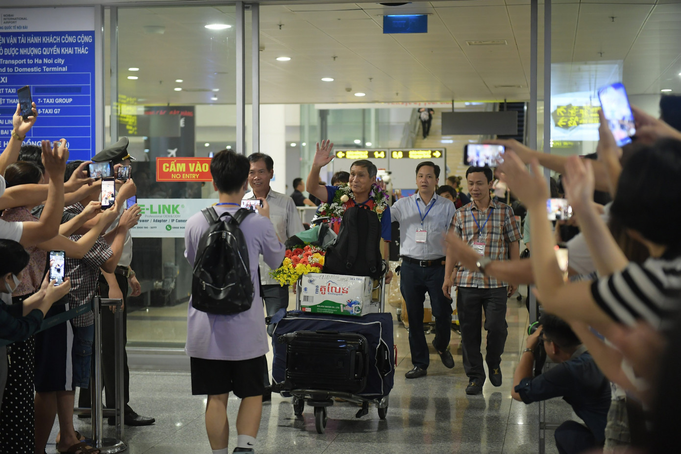 Và sự chờ đợi đã được đền đáp, khi thầy trò HLV Mai Đức Chung xuất hiện.