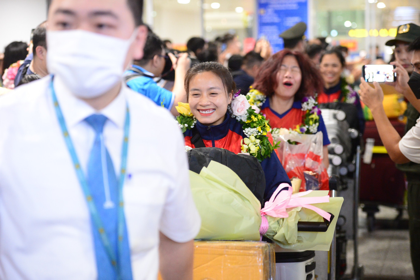 Hoàng Thị Loan cười thích thú mặc dù cô và đồng đội vừa trải qua chuyến bay dài.