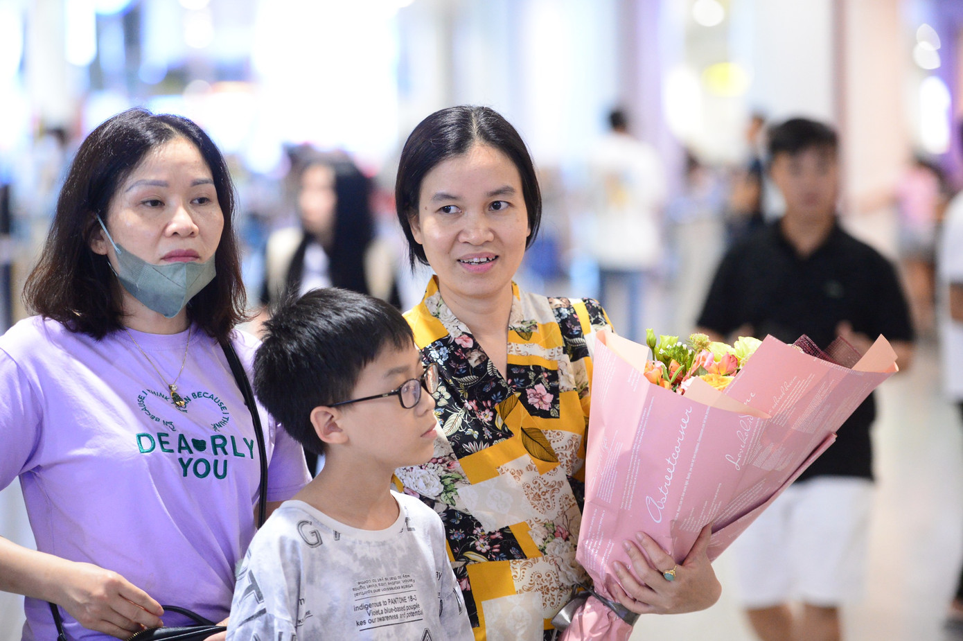 Dù là nửa đêm, nhưng người hâm mộ cũng như gia đình các nữ tuyển thủ vẫn kiên nhẫn chờ đợi, mong sớm được gặp những người hùng vừa làm nên chiến tích 4 lần vô địch SEA Games liên tiếp.