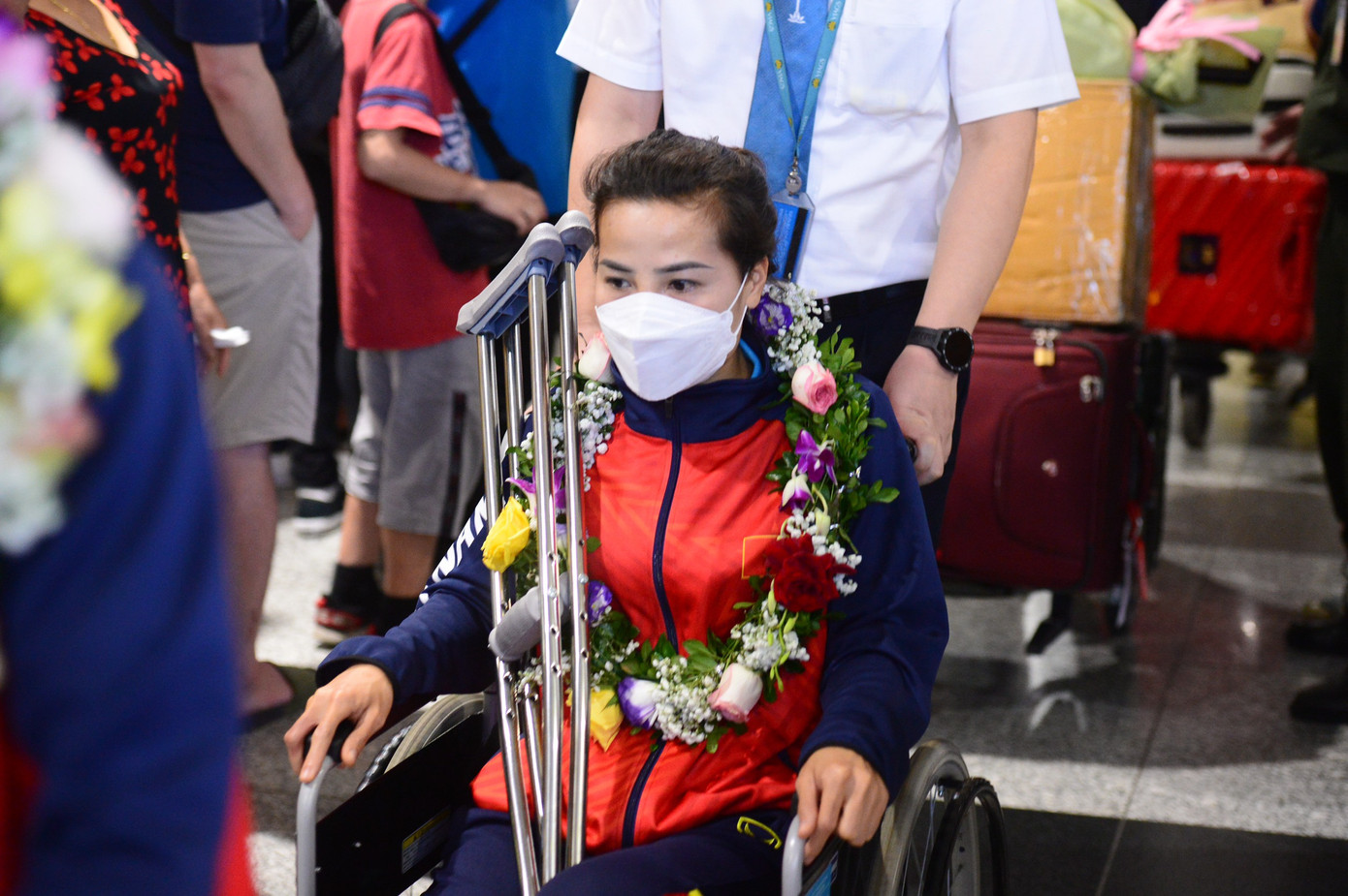 Trung vệ Trần Thị Thuý Nga phải đi xe lăn kèm đôi nạng. Trung vệ đã làm tốt vai trò thay thế Chương Thị Kiều dính chấn thương đầu gối rất nặng ở trận chung kết với Myanmar.