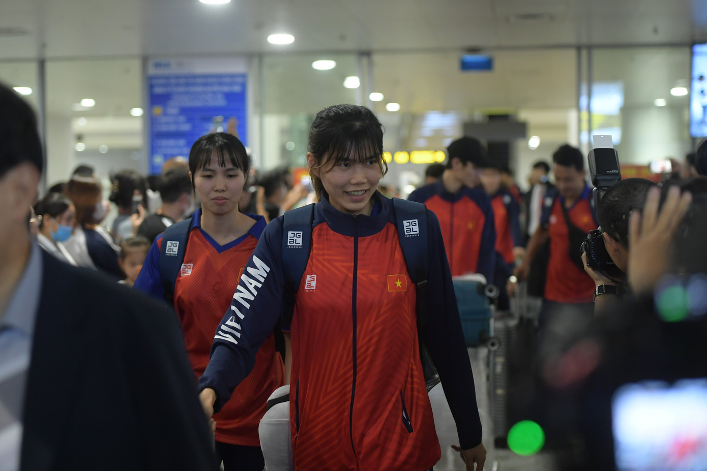 Với tấm huy chương Vàng SEA Games 32, ĐT nữ Việt Nam nhận thưởng &quot;nóng&quot; từ VFF và các nhà tài trợ số tiền lên đến 4 tỷ đồng.