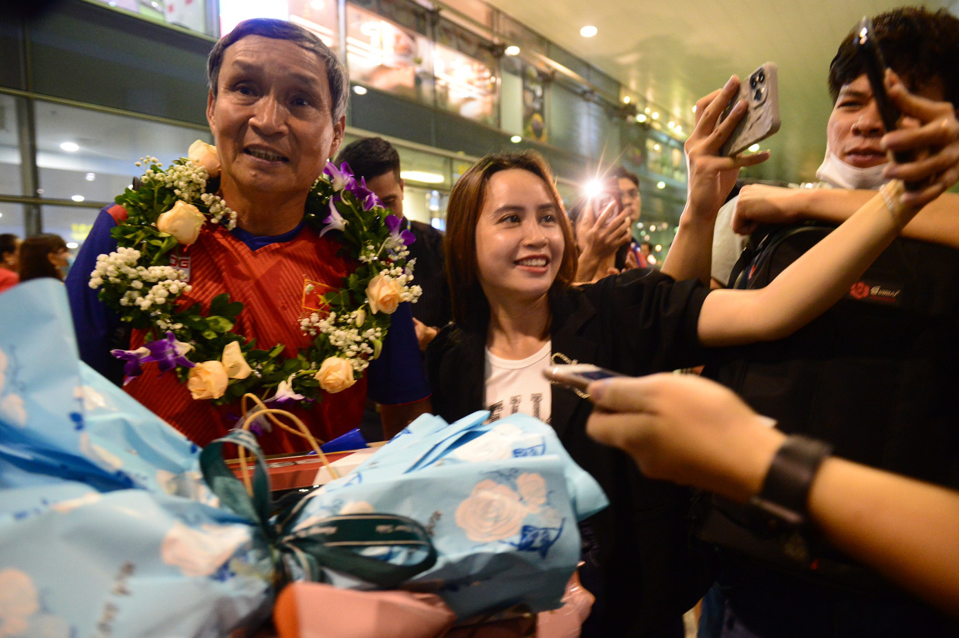 Người hâm mộ vây lấy thầy Chung cũng như các tuyển thủ, mong muốn có một tấm hình cùng những người hùng ở SEA Games 32.
