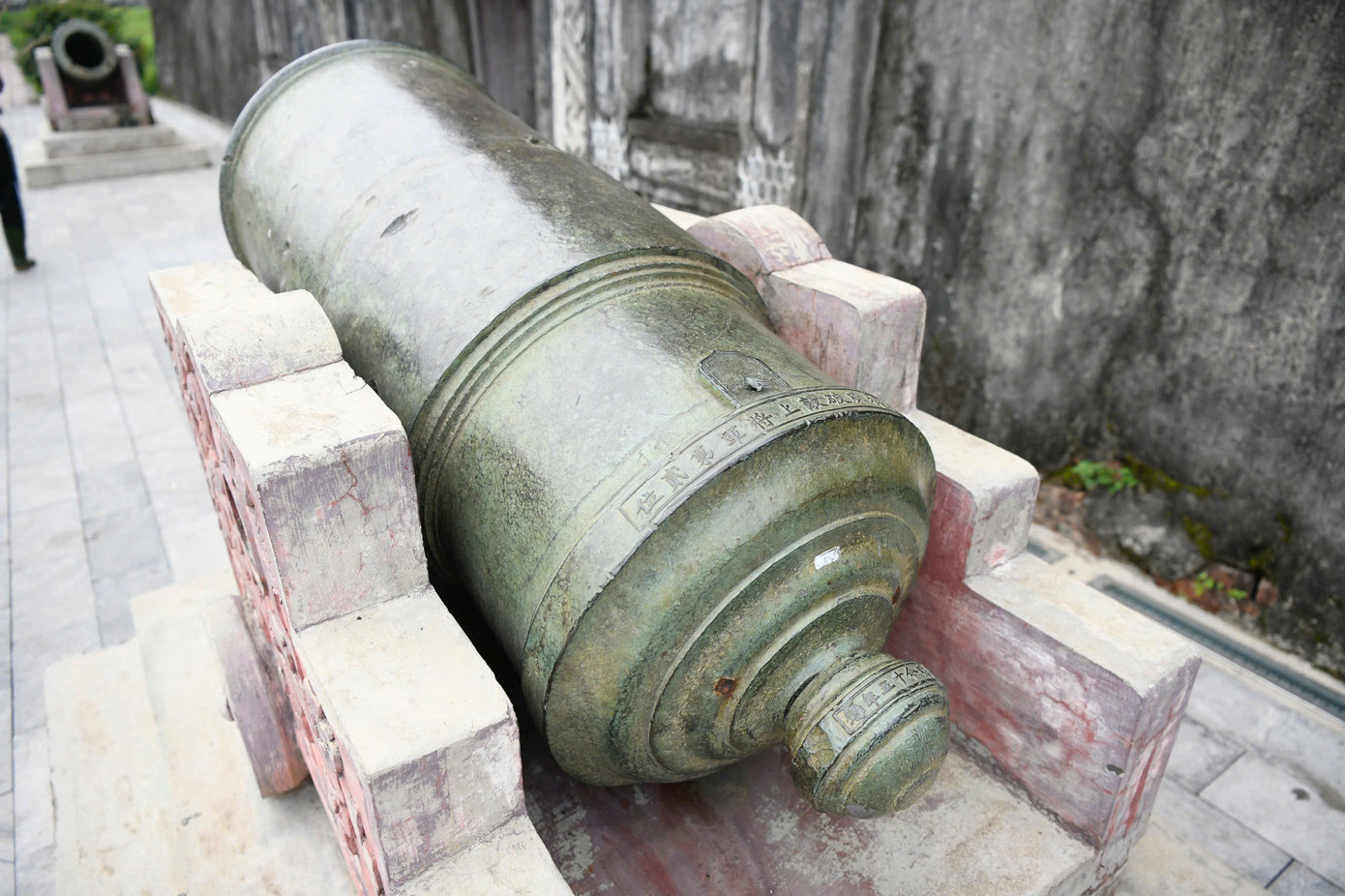 Dưới chân cổng thành là hai khẩu pháo thần công bằng đồng được đúc dưới thời Minh Mạng.