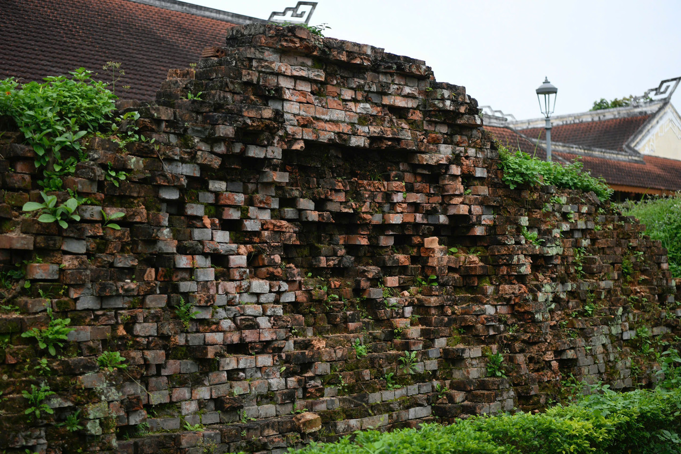 Cuối tháng 6/1972, địch mở cuộc phản kích với lực lượng mạnh nhất, kết hợp đủ loại bom, pháp, chất độc hóa học nhằm tái chiếm Quảng Trị. Chúng ném xuống Quảng Trị 320 nghìn tấn bom, tương đương sức công phá của 7 quả bom nguyên tử. Trong chiến dịch này, Thành cổ Quảng Trị trở thành thiên hùng ca sáng chói với 81 ngày đêm chiến đấu ác liệt, ngăn bước quân thù. Sự tàn phá của bom đạn khiến &quot;một viên gạch cũng không còn nguyên vẹn&quot;.