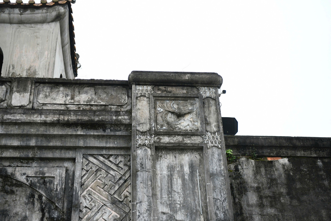 Cổng chính dẫn vào Thành cổ được dựng lại theo lối cũ, với cửa vòm cuốn và vọng lâu lợp ngói. Vì tính chất công trình phòng vệ quân sự, thành được thiết kế khá đơn giản. Năm 1885, trên đường ra Tân Sở xây dựng căn cứ chống Pháp, vua Hàm Nghi có ghé qua Thành cổ kêu gọi nhân dân đứng lên đánh giặc.