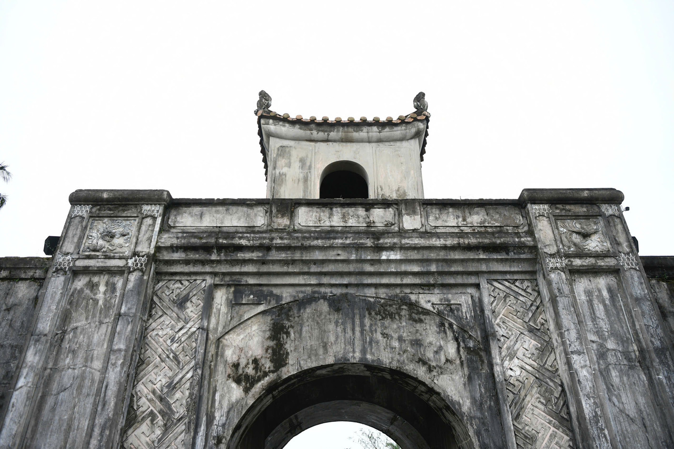 Cổng chính dẫn vào Thành cổ được dựng lại theo lối cũ, với cửa vòm cuốn và vọng lâu lợp ngói. Vì tính chất công trình phòng vệ quân sự, thành được thiết kế khá đơn giản. Năm 1885, trên đường ra Tân Sở xây dựng căn cứ chống Pháp, vua Hàm Nghi có ghé qua Thành cổ kêu gọi nhân dân đứng lên đánh giặc.