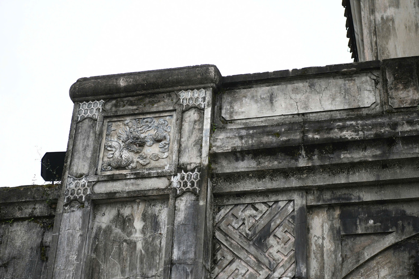 Cổng chính dẫn vào Thành cổ được dựng lại theo lối cũ, với cửa vòm cuốn và vọng lâu lợp ngói. Vì tính chất công trình phòng vệ quân sự, thành được thiết kế khá đơn giản. Năm 1885, trên đường ra Tân Sở xây dựng căn cứ chống Pháp, vua Hàm Nghi có ghé qua Thành cổ kêu gọi nhân dân đứng lên đánh giặc.