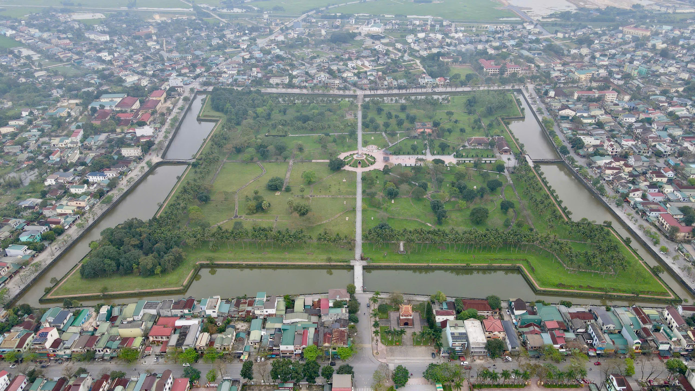 Thành cổ Quảng Trị thiết kế theo lối kiến trúc kiểu vauban, chu vi tường thành dài 2.160m, cao 3m, với bốn cửa Tiền, Hậu, Tả, Hữu và bốn góc thành nhô ra là bốn pháo đài. Bao quanh thành là hào nước với bốn chiếc cầu nối vào các cửa.