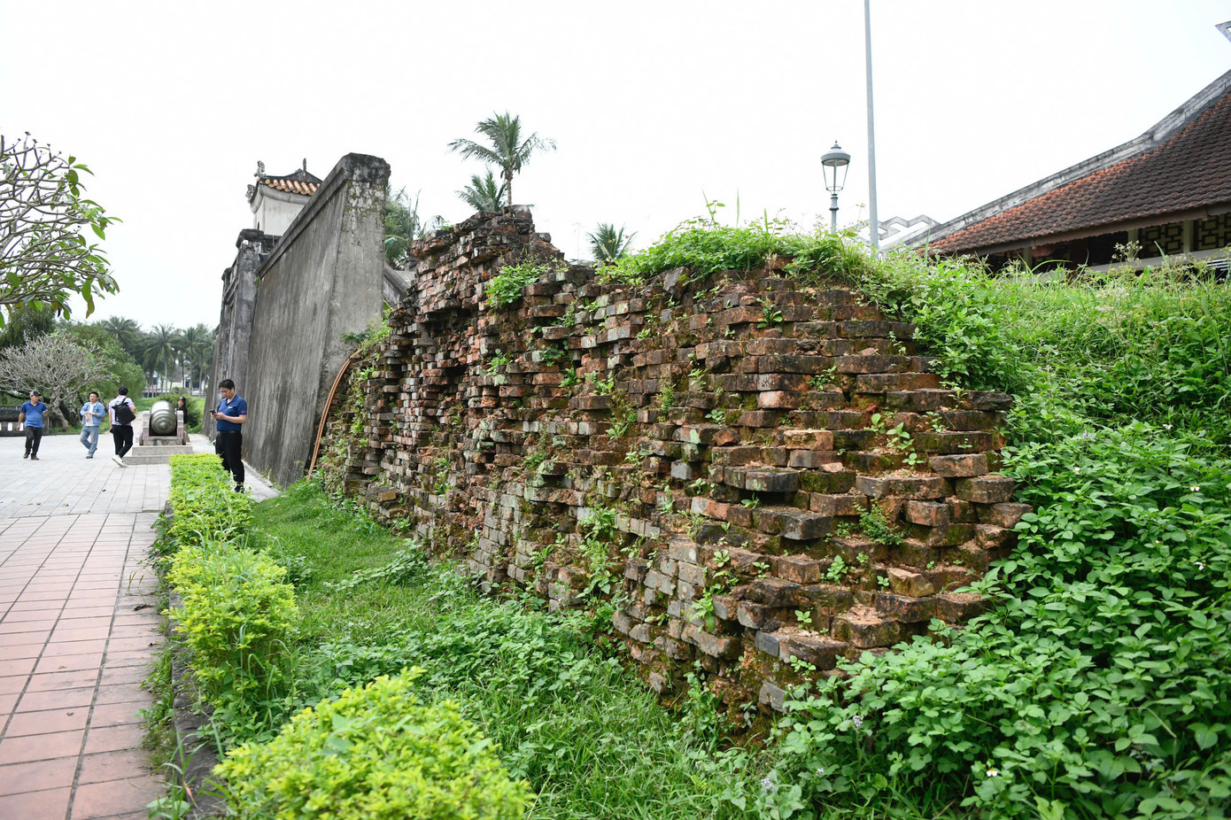 Cuối tháng 6/1972, địch mở cuộc phản kích với lực lượng mạnh nhất, kết hợp đủ loại bom, pháp, chất độc hóa học nhằm tái chiếm Quảng Trị. Chúng ném xuống Quảng Trị 320 nghìn tấn bom, tương đương sức công phá của 7 quả bom nguyên tử. Trong chiến dịch này, Thành cổ Quảng Trị trở thành thiên hùng ca sáng chói với 81 ngày đêm chiến đấu ác liệt, ngăn bước quân thù. Sự tàn phá của bom đạn khiến &quot;một viên gạch cũng không còn nguyên vẹn&quot;.
