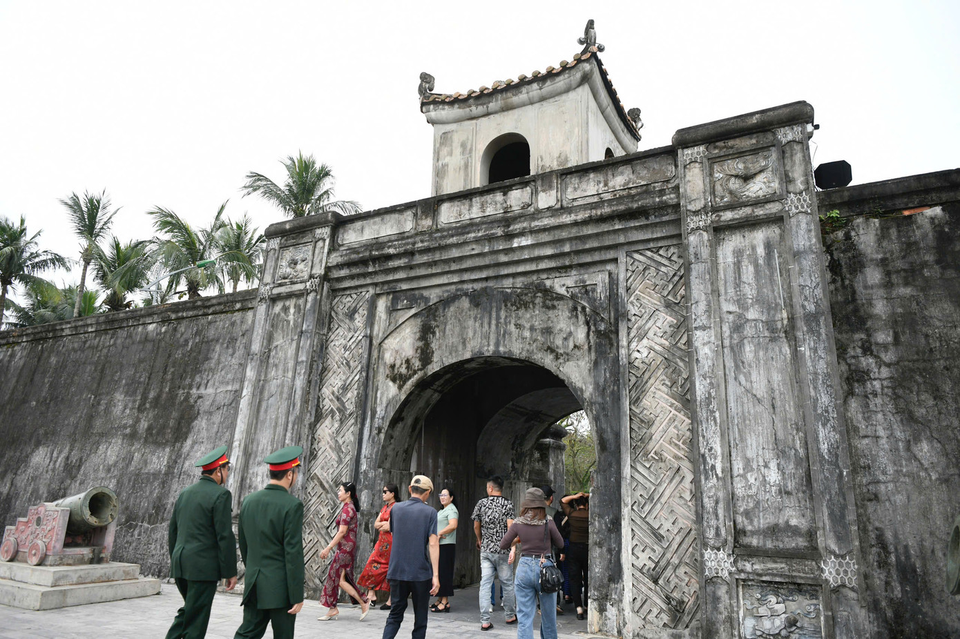 Thời nhà Nguyễn, dinh Quảng Trị, một trong Ngũ Quảng trực lệ Kinh sư, có vị trí quân sự đặc biệt quan trọng giúp che chắn phía Bắc kinh thành Huế. Vì vậy trong 28 năm (1809 - 1837) từ thời Gia Long đến Minh Mạng, thành được xây dựng, nâng cấp và mở rộng.