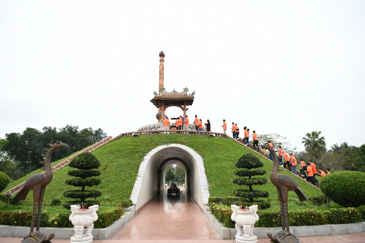 Đi giữa Thành cổ là giai điệu âm vang của bài Cỏ non Thành cổ được nhạc sỹ Tân Huyền viết năm 1990, rằng "Cho tôi hôm nay vào Thành cổ, thắp một nén nhang viếng người nằm dưới cỏ. Cỏ xanh non tơ xin chớ vô tình với người hy sinh..."