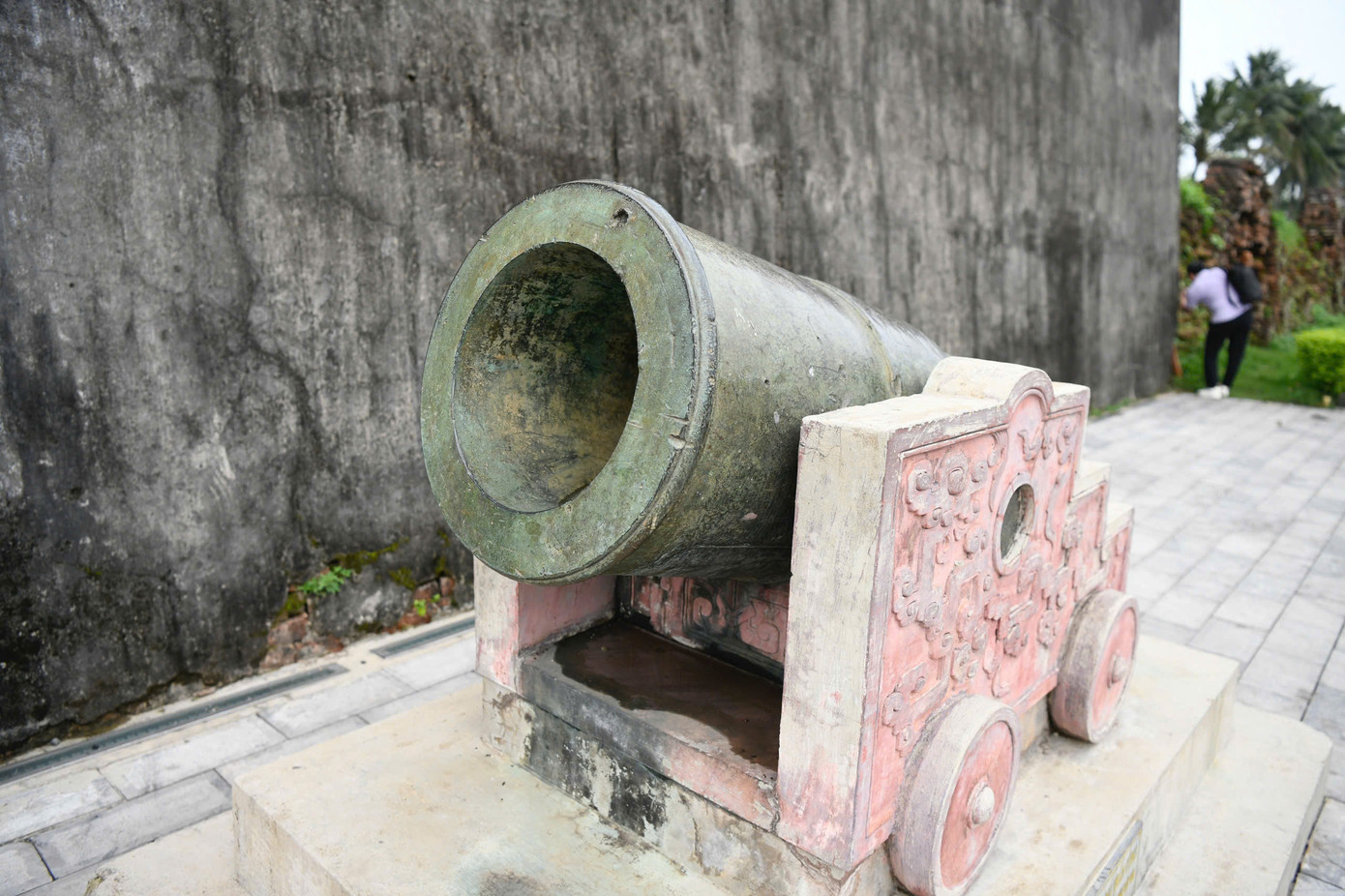 Dưới chân cổng thành là hai khẩu pháo thần công bằng đồng được đúc dưới thời Minh Mạng.