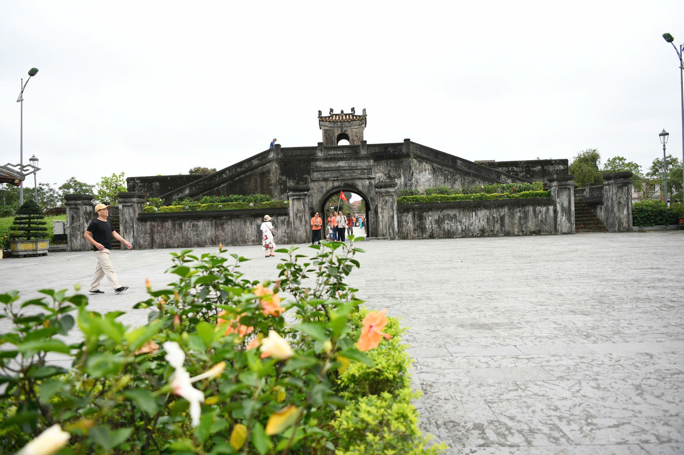 Tuy nhiên ngày 30/3/1972, pháo binh của ta dội vào cơn bão lửa vào hệ thống căn cứ địch trước khi xe tăng và bộ binh tiến vào, cùng nhân dân phá gọng kềm của địch. Đến ngày 2/5, Quảng Trị hoàn toàn giải phóng.