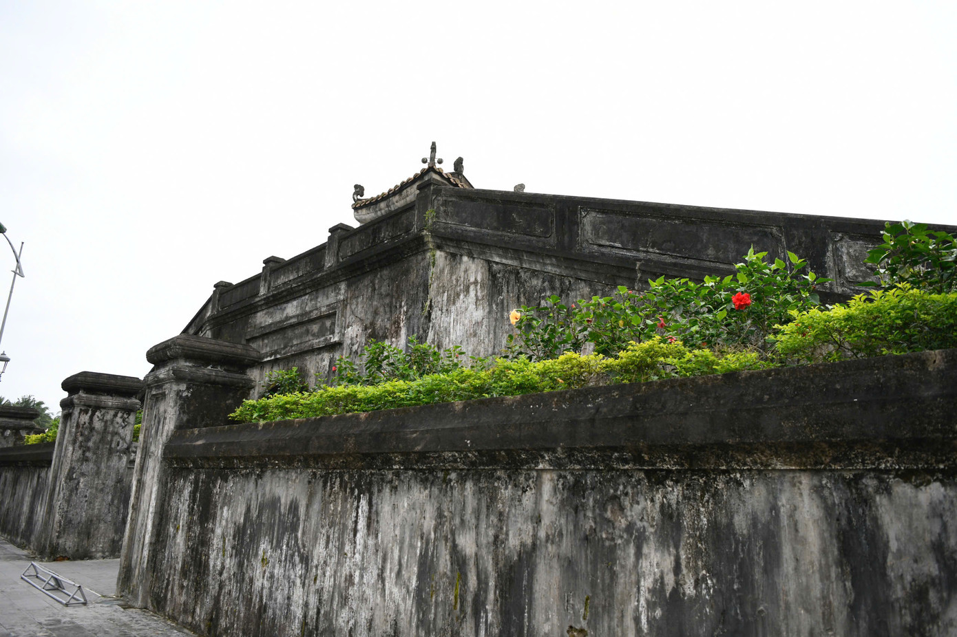 Dưới thời Pháp thuộc, trong thành được dựng thêm nhà lao, giam giữ những người yêu nước và các chiến sỹ Cộng sản. Đến thời Việt Nam Cộng hòa, nơi đây được gọi là thành Đinh Công Tráng và trở thành doanh trại quân đội, khu nhà ở cho binh lính. Sau thất bại Đường 9 - Nam Lào, Mỹ ngụy bố trí ở Quảng Trị 5 trong 8 trung đoàn chủ lực tạo thành ba tuyến phòng ngự.