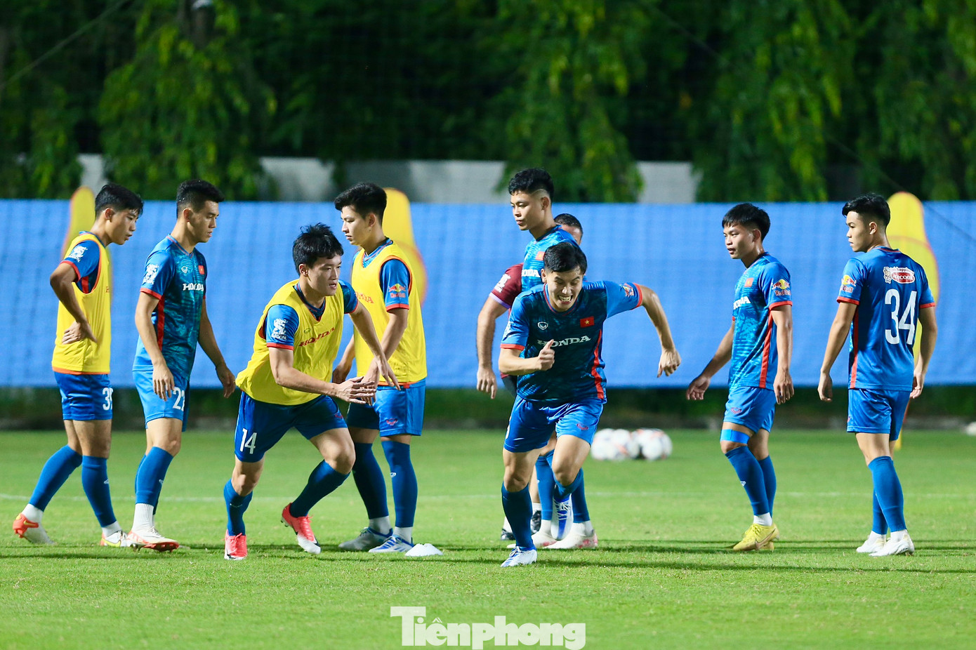 Để giải quyết bài toán về quân số trong những ngày đầu tập luyện, HLV Philippe Troussier cũng đã có sẵn phương án triệu tập 5 cầu thủ trẻ U20-U23 lên tập luyện chung cùng với đội tuyển.