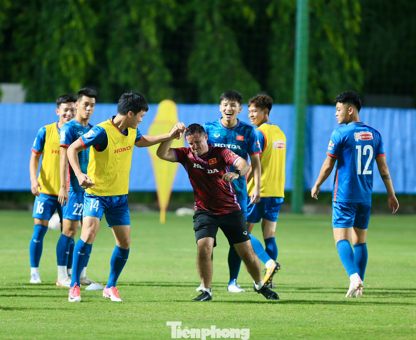 Dù tập luyện căng thẳng nhưng bầu không khí trên sân khá vui vẻ. Các trợ lý của HLV Troussier cũng sẵn sàng pha trò để tạo cảm giác thoải mái cho các cầu thủ.